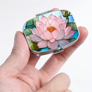 TEMU 1pc 핑크 로투스 패턴 디자인 3-구획 금속 약함 - 휴대용 약품 및 비타민 보관함, 아름다운 핑크 로투스 그림 장식, 꽃을 사랑하는 사람들에게 이상적인 선물, 포켓 또는 지갑에 쉽게 들 수 있음, 휴대용 약품함 | 열대 주제 | 광택된 외관