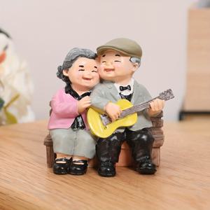 TEMU 1개 로맨틱 커플 피규어 - 유럽 시골 음악가 노인 커플 기타 조각상, 레진 미니어처 실내/외부 장식용, 연애자 부모님 할머니 할아버지 기념일 크리스마스 선물