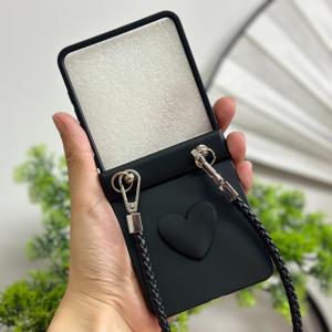 TEMU 삼성 갤럭시 Z 플립 7, 6, 5, 4, 3 및 5G와 호환되는 하트 모양의 짠 손잡이가 있는 하드 쉘 케이스