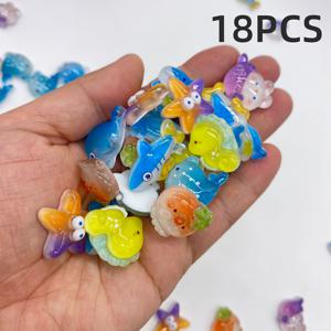 TEMU 18개 미니 물고기, 수지 장식 액세서리 세트, 구슬 및 비즈 모음, 작은 바다물고기, , 상어, 해마, 인어, 휴대폰 케이스, 헤어클립, 사진액자, 기타 보석류 장식용, DIY 공예 소품, 버터스크래치 접착제 크래프트 액세서리, 핸드메이드 소품, 창의력을 보여주는 선물