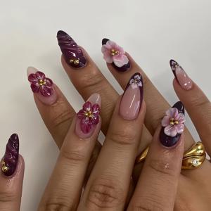 TEMU 24개의 알몬드 모양의 손톱 세트, 우아하고 세련된 보라색 꽃, 빛나는 금색 비즈, 패션과 분위기, 모든 여성과 소녀에게 적합, 손톱 페인트와 젤 글루는 박스에 포함되어 쉽게 붙이고 착용할 수 있습니다.