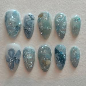 TEMU 10개 세트 전통 수제 네일: 상쾌한 연한 파란색 오션 시리즈 아몬드 쉐입, 귀여운 해파리, 우아한 꽃무늬, 실버 글리터로 모든 여성과 데일리 웨어에 완벽