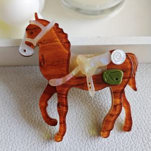 TEMU 1개 빈티지 말 브로치 - 브라운 & 그린 액센트가 돋보이는 우아한 야생동물 핀, 스카프·옷·가방용 여성 패션 주얼리 - 자연 애호가를 위한 완벽한 선물, 세계 지구의 날 기념품, 사계절 액세서리, 말 장식, 세련된 스타일, 아크릴 제작