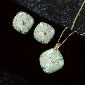 TEMU 여성을 위한 세 개의 금 목걸이와 귀걸이 세트.