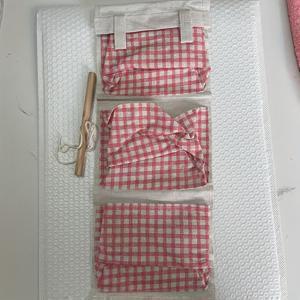 TEMU 핑크색 격자 무늬 캔버스 벽걸이 정리함 1개 - 책, 보석, 메이크업 및 장난감을 위한 다용도 수납 파우치, 침실, 기숙사, 집에 적합한 내구성 있는 천으로 만든 벽걸이 선반 - 완벽한 발렌타인데이 선물, 귀여운 수납