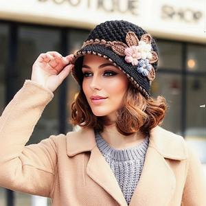 TEMU 핸드메이드 여성용 피셔맨 겨울 모자 - 플로럴 장식이 돋보이는 따뜻한 비탄성 비니, 캐주얼 & 포멀룩에 어울리는 부드러운 소재, 손세탁 가능, 편안한 착용감, 세련된 니트 디자인, 계절별 패션 액세서리, 니트웨어|벙거지모자
