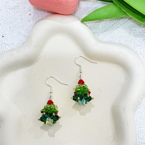 TEMU 여성용 우아한 비즈 크리스마스 트리 귀걸이 - 그린 & 레드 파티 주얼리, 후크 디자인, 연중 내내 특별한 날을 위한 매일 착용 가능한 드롭 귀걸이, 세련된 스타일, 수정 같은 외관