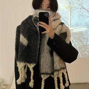 TEMU 여성용 플러시 인조 퍼 스카프 - 두꺼운 겨울용 따뜻한 목도리, 브레이디드 태슬 & 레터 디자인, 컬러 블록 대비 패턴, 야외 추위에 어울리는 다목적 숄 스타일 넥 랩, 자카드, 세련된 액세서리