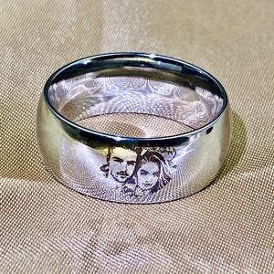 TEMU 개인화된 사진 인장된 반지, 아름다운 귀여운 스테인리스 스틸 밴드, 하트 테마, 내구성 있는 폴리시드 디자인 - 개인화된 커플, 가족 및 친구 생일, 졸업, 할로윈, 크리스마스 선물 - 남성 및 여성용 우수한 보석 컬렉션 액세서리, 8월의 보석, 모든 계절에 적합