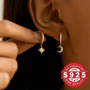 TEMU S925 스테인리스 실버로 제작된 여성용 스터드 귀걸이 한 쌍입니다. 비대칭한 별과 달 디자인으로 독특하고 특정 그룹을 위한 제품입니다. 골드 및 실버 색상으로 제공되며, 일상복으로 적합하며, 저자극성입니다.