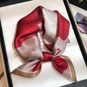 TEMU 여성용 럭셔리 레드 머베리 실크 스퀘어 스카프 - 골든 액센트가 있는 우아한 기하학 패턴, 다목적 헤드스카프 & 넥 랩, 봄/가을 외출용 방풍 액세서리, 부드럽고 광택 있는 실크 헤드스카프