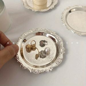 TEMU 유럽식 라이트 럭셔리 금속 코스터 - 빈티지 미니 보석 접시, 우아한 오후 차 사진 프롭으로 반지와 귀걸이를 장식, 세련된 꽃 디자인, 집 장식이나 선물로 이상적, 보석 디스플레이