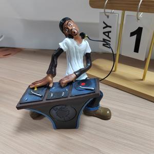 TEMU 레진 힙합 DJ 피규어, 클래식 스타일 만화 음악가 장식, 다양한 휴일용 다용도 방 액센트 - 크리스마스, 할로윈, 이스터, 새해, 성 패트릭의 날 크리스마스, 할로윈 장식, 가을 홈 데코 수집 피규어
