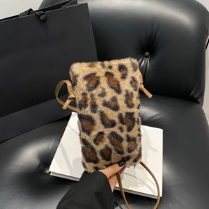 TEMU 1개 여성용 플러시 인조 모피 프린트 크로스바디 폰 백, 부드러운 가을 겨울 패션 숄더 언더암 백, 자석 잠금 장치, 폴리에스테르 안감, 동물 패턴, 가장자리 페인트 디테일