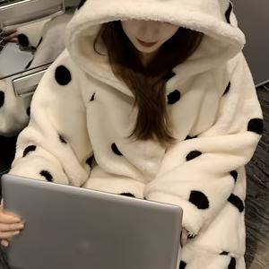 TEMU 여성을 위한 편안한 플란넬 폴카 도트 후드 드레스링 가운 - 프레피 스타일 니트 소재 목욕용 로브, 버튼 디테일, 100% 폴리에스테르, 가을/겨울용 롱 로브