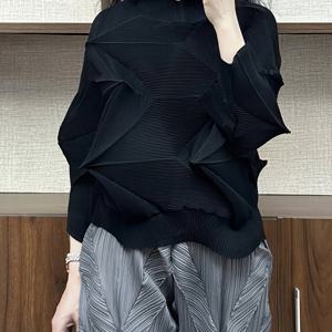 TEMU Jia Ning의 새로운 컬렉션은 스타일리시하고, 느슨하게 맞춰진, 플러스 사이즈의 상의를 특징으로 하며, 불규칙한 플리츠를 보유하고 있습니다.