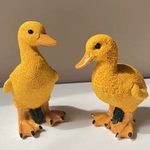 TEMU 2개 세트의 수지 오리 조각상, 사실적인 인조 오리 장식, 정원 연못 장식, 예술 공예 조각, 야외 장식, 전기 없이 사용 가능, 오리 장식, 크리스마스 및 할로윈 장식, 가을 홈 장식 수집용 피규어