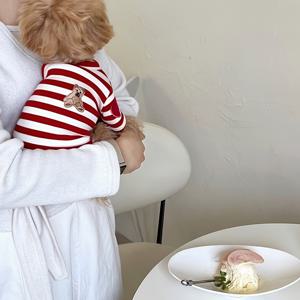 TEMU 베어 자수와 트렌디한 패치 디테일이 있는 스타일리시 두발 애완동물 티셔츠 - 소형견 및 고양이를 위한 사계절용 편안함, 쉬운 슬립온 디자인, 다양한 색상 옵션(화이트/블루, 레드/그린, 네이비/베이지)