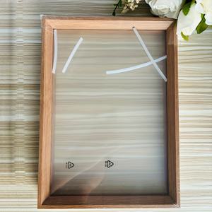 TEMU 세련된 나무 프레임이 특징인 클래식 양면 투명 사진 액자입니다. 자연스러운 나무 색상의 스타일리시한 나무 프레임으로 제작되었으며, 다양한 사이즈로 제공되어 디스플레이에 적합합니다. 투명 아크릴 소재로 제작되었으며, 가정 장식, 사무실, 학교, 인공 아트 벽걸이 예술에 적합합니다.