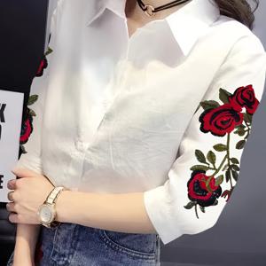 TEMU 여성용 시크한 꽃 자수 반팔 블라우스 - 여름 패션, 빨간 장미와 초록 잎 디자인의 흰색 셔츠, 우아한 셔츠