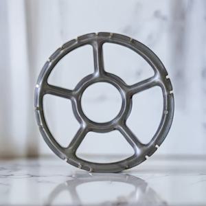 TEMU 1pc 중량 금속 가스 스토브 버너 그리드 - 미끄럼 방지, 다중 클로 디자인으로 작은 냄비 및 플랫을 위한, 내구성 있는 주방 필수품, 스토브 탑 보호자, 밀크 및 오일 조리용으로 이상적, 스토브 탑 보호자 | 세련된 금속 마감 | 내구성 있는 금속 그리드