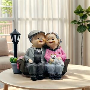 TEMU 1pc 매력적인 레진 커플 조각품, 만화 테마의 노인 커플 소파에 앉아 있는 것, 다양한 방 유형을 위한 다용도 실내 및 실외 장식, 휴일에 이상적: 추수감사절, 부활절, 어머니의 날, 아버지의 날, 전기 필요 없음, 귀여운 방 장식