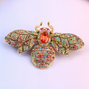 TEMU 빈티지 벌 브로치 핀 - 레드 젬스톤 눈과 그린 리프 디자인의 아연 합금 곤충 장식, 여성 및 남성용 반짝이는 라인스톤 악센트, 일상 착용용 경량 코트 액세서리, 졸업식, 사계절 스타일