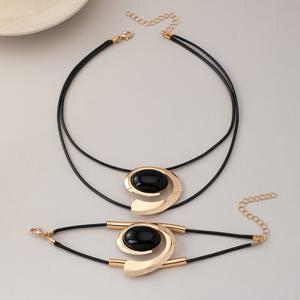 TEMU 2pcs 빈티지 초크 기하학적 로프 디자인 팔찌 및 목걸이 세트 - 골든 톤 블랙 스톤 액센트, 일상 착용 및 휴가용 조절 가능한 블랙 코드, 휴가 보석 | 빈티지 초크 스타일 | 합성 로프 보석