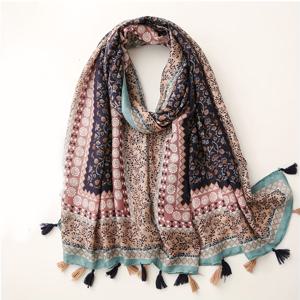 TEMU 1개 여성용 우아한 플로럴 프린트 스카프 - 가볍고 따뜻한 숄 & 비치 샤울, 퍼지 태슬이 달린 멀티컬러(베이지/네이비블루/핑크/틸), 캐주얼/포멀룩에 활용하기 좋은 다목적 야외용품, 손세탁 가능, 여름철 이니피니티 스카프, 데일리 패션, 스타일리시 랩, 섬세한 직조감, 통기성 있는 소재, 장식용 액세서리, 여성의 패션