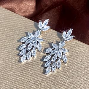 TEMU 럭셔리 밀도 높은 반짝이는 합성 큐빅 지르코니아 창의적인 잎 모양 드롭 귀걸이, 웨딩 귀걸이, 연회 파티 데일리 하이엔드 주얼리 액세서리, 사랑하는 사람을 위한 선물, 청소년용, 정장용 주얼리,우아한 선물 아이디어,잎 모양 디자인,스타일리시 액세서리,고급 주얼리,내구성 있는 도금,패션 주얼리,여성 액세서리,파티웨어,신부 주얼리