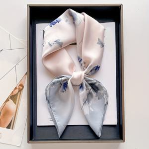 TEMU 우아한 물감 장미 패턴 사각 스카프 - 가벼우며 통기성이 좋은 폴리에스터, 일상 착용 및 축제 선물에 적합, 손세탁 또는 건조 세탁, 선물 스카프 | 우아한 액세서리 | 텍스처