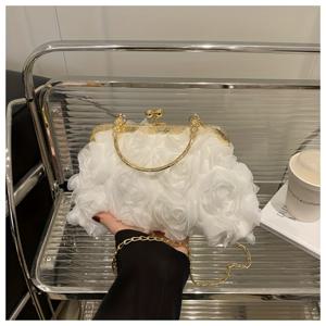 TEMU 우아한 3D 플로럴 클러치 파우치 - 골든톤 체인 스트랩 이브닝백, 폴리에스터 핸드백 (클라스프 잠금장치), 화이트/핑크/블랙, 웨딩 & 패티용, 세련된 스타일, 섬세한 질감, 패션 액세서리