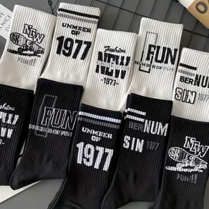 TEMU 5/10/20켤레 남성용 미드-캐프 양말 - 블랙 & 화이트 대조 레터 프린트, 트렌디 스트리트웨어 커플 양말, 청소년용, 내구성 있는 폴리에스터 원단, 손세탁/드라이클리닝, 편안한 양말 소재
