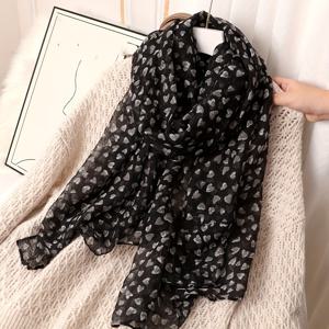 TEMU 여성용 블랙 & 화이트 하트 프린트 쉬폰 스카프 숄 - 우아한 듀얼 사용 스타일, 가벼운 비접착 소프트 시폰 원단, 일상/파티/여행용, 봄/가을/겨울 액세서리, 헤어 스카프, 캐주얼 웨어 액세서리, 아트리스틱 터치, 플로우 텍스처, 패션 랩, 섬세한 소재, 다용도 여성