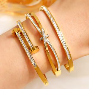 TEMU 3pcs 고급스럽고 우아한 스테인리스 스틸 팔찌 세트, 남녀공용 고품질 여성용 뱅글, 데일리 웨어에 완벽한 다재다능한 패션 액세서리, 골드 컬러의 내구성 있는 트렌디 주얼리