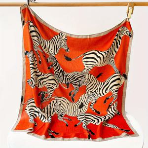 TEMU 1개 수지 스퀘어 스카프 - 오렌지 & 블랙 스트라이프의 대담한 얼룩무늬, 여성용 가벼운 캐주얼 숄 및 패션 액세서리, 세탁기 사용 가능