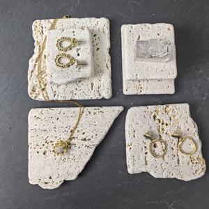 TEMU 우아한 베이지 스톤 주얼리 디스플레이 스탠드 골드 액센트 - 귀걸이, 목걸이, 반지에 완벽 - 홈 데코용 스타일리시 사진 소품, 주얼리 트레이