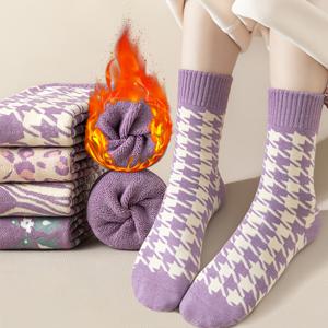 TEMU 4 쌍의 가을과 겨울 여성용 플러시 및 두꺼운 테리 양말, 중간 튜브 양말, 잠자기 양말, 바닥 양말, 편안하고 따뜻함, 귀여운 숲 스타일, 일상 착용에 매우 적합