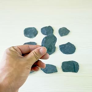 TEMU 20개 천연 슬레이트 스티커 - 얇은 다크 그레이~블랙 슬레이트 돌 (3-5cm) 수족관, 테라리움, DIY 공예, 조경 모델링용 - 리얼리스틱 수족관 장식, 연못, 탁상 디스플레이 - 다목적 자연석, 소형 수족관 및 테라리움 장식, 배열, 매끄러운 마감