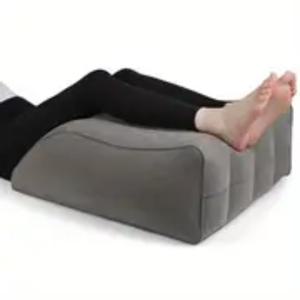 TEMU 1개 PVC 팽창식 쿠션 다리 베개, 보관이 간편하고 공간을 차지하지 않음, 휴대용 및 조절 가능, 깊은 파란색 나일론 커버, 가정 여행 및 수술 후에 매우 적합합니다. 실내, 침실, 거실 소파에 적합합니다