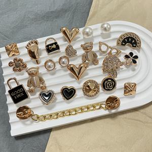 TEMU 24개의 스타일리시하고 섬세한 신발 액세서리 세트, 줄무늬 곰, 우산, 잠금장치, 안경, 발, 하트 체인 등 포함. 여성용 슬리퍼 및 샌들에 적합한 DIY 탈착식 신발 액세서리, 휴일을 위한 필수적인 섬세한 선물|여성샌들|여자샌들