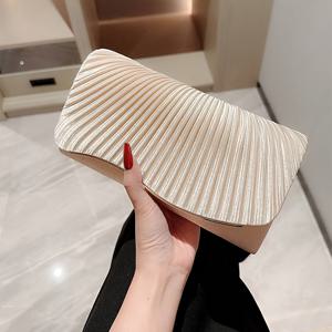 TEMU 새로운 유럽과 미국의 여성용 사틴 플리츠 이브닝백, 웨딩파티에 어울리는 다목적 숄더/크로스바디 체인 퍼스, 신부가방, 결혼식참석자 핸드백, 클러치백, 드레스포켓, 정장이벤트 가방, 웨딩액세서리, 우아한 지갑, 시크한 수납공간, 폴리에스터안감, 경량화된 손잡이 있는 여성수납가방