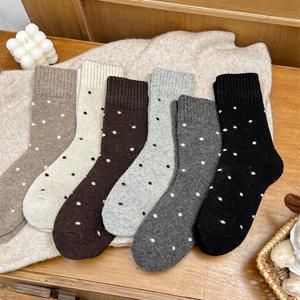 TEMU 6쌍 여성용 도트 테리 양말 - 두꺼운 겨울용 미드-캐프 양말, 탄력 있는 리브드 커프스, 부드러운 플리스 안감, 6가지 색상 (블랙/화이트/베이지/브라운/그레이/블루/레드), 캐주얼 & 포멀 웨어, 푹신한 양말, 추운 날씨용 기어, 클래식 디자인, 편안한 안감, 사무실 착용, 레트로 스타일, 손세탁 가능, 홈 컴포트