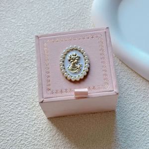 TEMU 1개 빈티지 프렌치 스타일 핑크 빈티지 여성 초상화 디자인 귀걸이와 반지 상자, 정교한 호일 레이스 주얼리 박스, 반지 보관함, 보석 정리함,선물 상자, 주얼리,레이스 디테일링,섬세한 장인 정신,부드러운 내부,스타일리시 오거나이저,컴팩트 스토리지,수집가들,패션 애호가