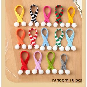 TEMU 10개 랜덤 어소트먼트 DIY 인형용 컬러풀한 플리스 니트 목도리 - 미니 장식적인 고무줄이 달린 머리끈, 혼합된 줄무늬와 단색의 노세우(No-Sew) 공예품, 크리스마스나 음료컵을 위한 홈데코, 휴일 장식, 재미있는 디자인, 핸드메이드풍, 부드러운 원단, 선물 사려분들과 공예 애호가를 위한