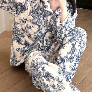 TEMU 여성용 우아한 꽃무늬 플리스 파자마 세트 - 포근한 긴팔, 단추 앞면, 부드럽고 따뜻한, 가을/겨울에 완벽, 바지와 상의 포함, 편안한 홈웨어|플로랄 프린트 파자마|부드러운 플리스 소재, 여성용 파자마 세트, 여성용 나이트웨어|잠옷|블라우스|냉장고바지