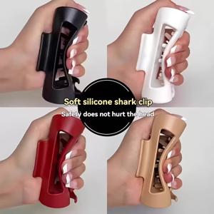 TEMU 4개 대형 소프트 실리콘 상어머리핀 - 추가 그립, 미끄럼방지 업두클립 (둥근모서리), 여성용 헤비듀티 헤어핀, 젖은 머리/포니테일/번스/브레이드에 안전한 디자인, 굵은/긴 머리도 단단히 고정 - 데일리 & 이벤트용(블랙, 4가지 색상)