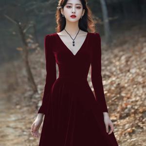 TEMU 여성용 우아한 빈티지 스타일 레드 벨벳 이브닝 가운 - A라인 플로어 길이 포멀 파티 드레스, V넥 & 숏 슬리브, 구조화된 허리 & 플로잉 스커트, 결혼식, , 특별한 날에 완벽, 포멀 이브닝 가운