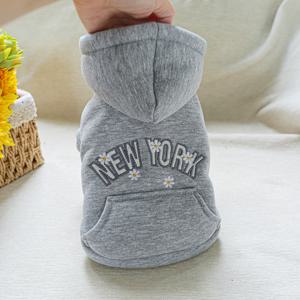 TEMU 겨울용 따뜻한 포메라니안 치와와 시츄 강아지 스웨터 재킷 - 뉴욕 프린트 & 발바닥 프린트 칼라, 스냅 버튼 클로저가 있는 두꺼운 강아지 코트 (회색/흰색) - 추운 날씨용 의상|강아지옷