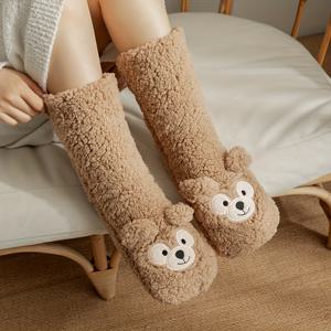 TEMU 여성용 플러시 슬리퍼 & 양말 1켤레 - 미끄럼 방지 두꺼운 밑창, 따뜻한 눈면, 곱슬곱슬 곰 얼굴 디자인의 포근한 겨울 신발, 부드러운 플러시 질감, 여성들을 위한 완벽한 크리스마스 선물, 겨울 신발 | 재미있는 디자인 | 플러시 질감, 겨울 슬리퍼, 발가락양말 여성, 수면양말